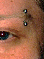 Augenbrauen Piercing Variation